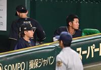 　敗戦後のベンチでグラウンドを見つめる宮城（左）＝撮影・西田忠信