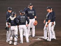　７回、マウンドに集まる宮城（１８）らオリックスナイン（撮影・西田忠信）