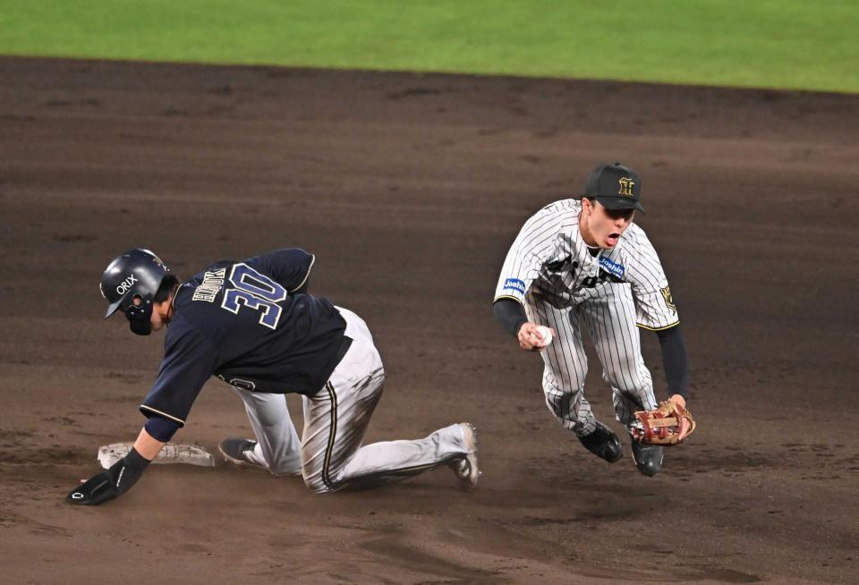 　９回、二塁を狙った広岡（左）と交錯する小幡