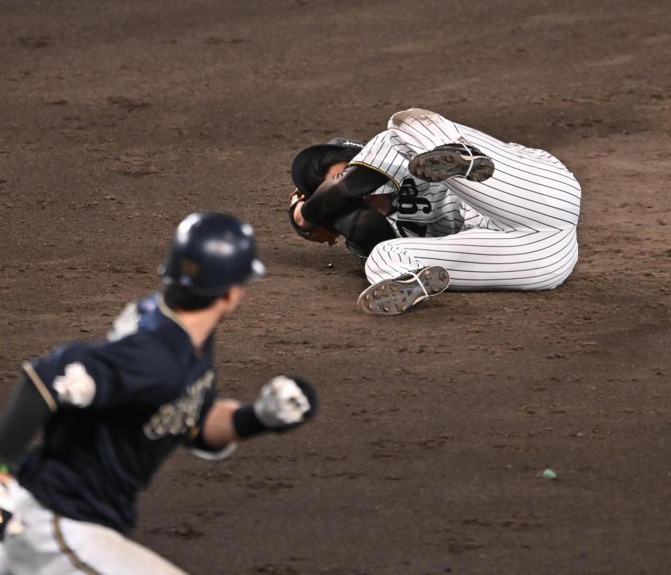 　９回、広岡（手前）の打球が頭部を直撃し倒れ込む石井（撮影・西田忠信）