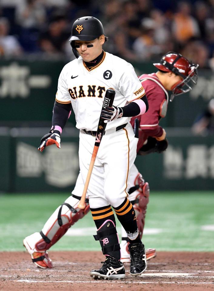 　９回、空振り三振に倒れた丸（撮影・開出牧）