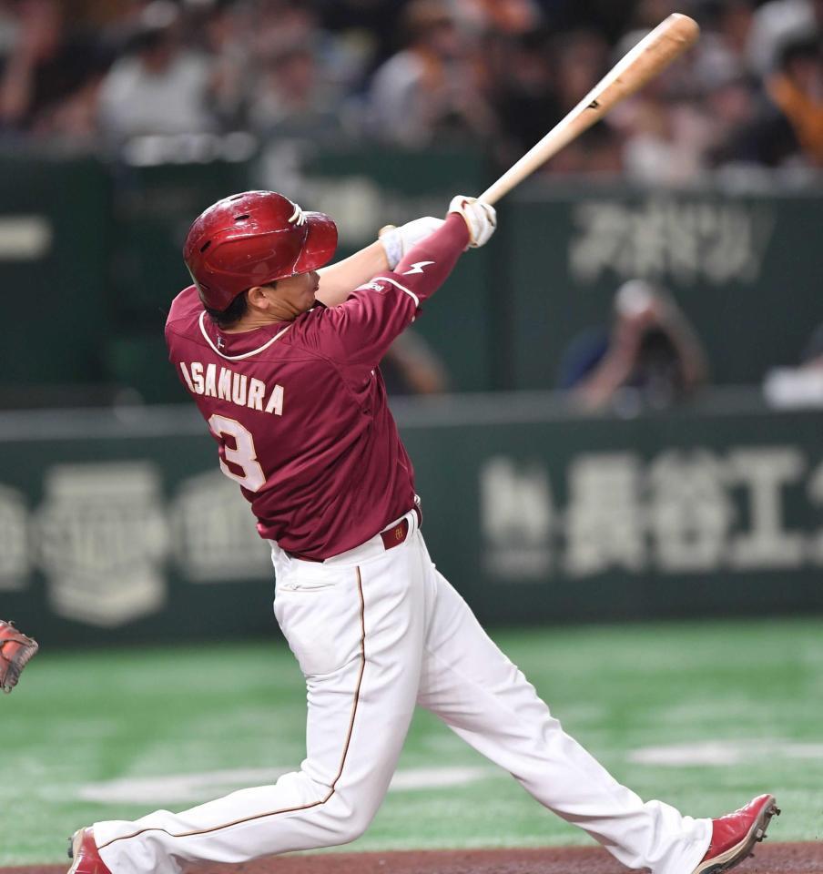 　６回、先制ソロを放つ浅村