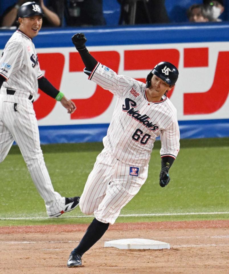 　延長１０回、サヨナラ本塁打を放った武岡