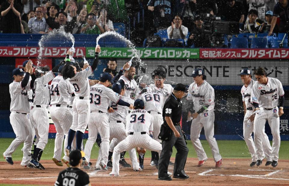 　武岡の本塁打でサヨナラ勝利をつかみ、盛り上がるヤクルトナイン