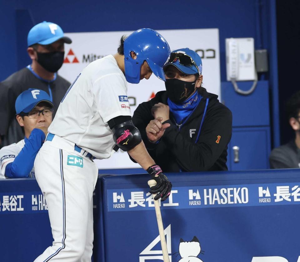 　５回、伊藤にアドバイスする新庄監督（撮影・金田祐二）