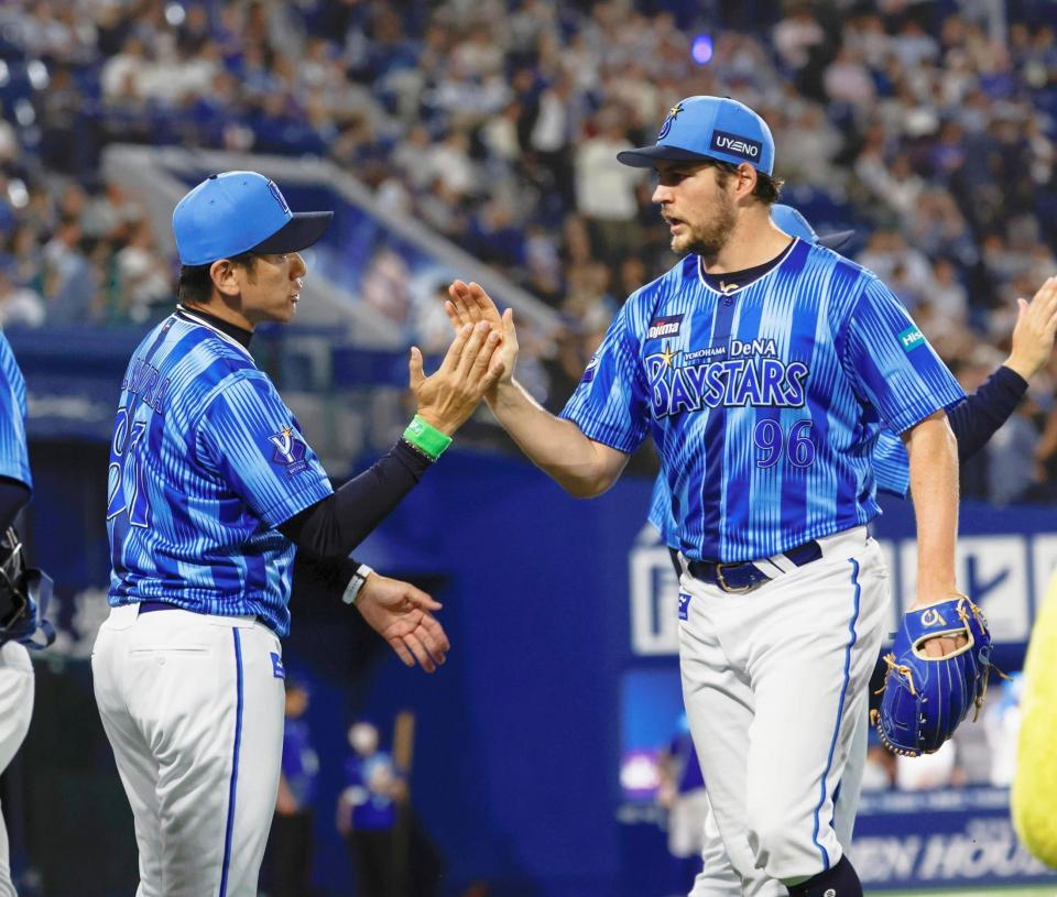 　日本ハムに勝利し、バウアー（右）を迎える三浦監督