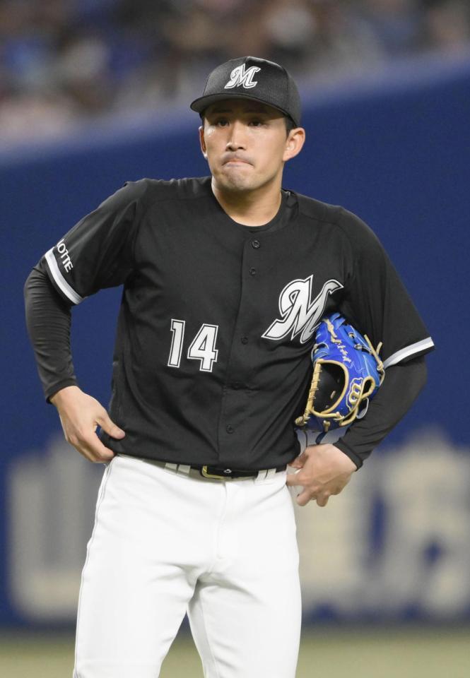 　１回、中日・ボスラーに適時打を許したロッテ・小島＝バンテリンドーム