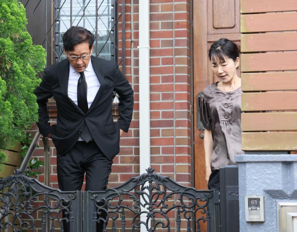 　弔問に訪れた栗山英樹氏。右は次女・三奈さん