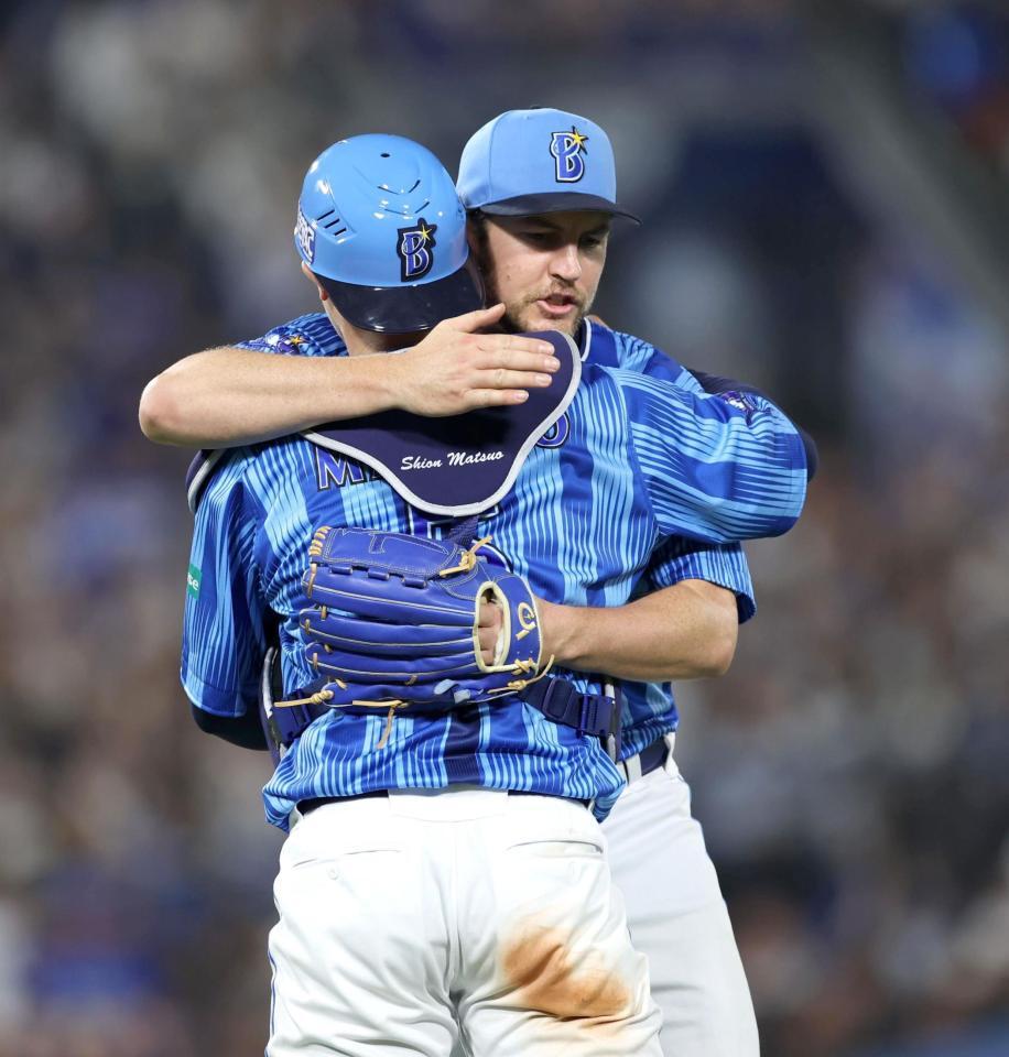 　完投勝利を挙げ、松尾を抱きしめるバウアー＝６日