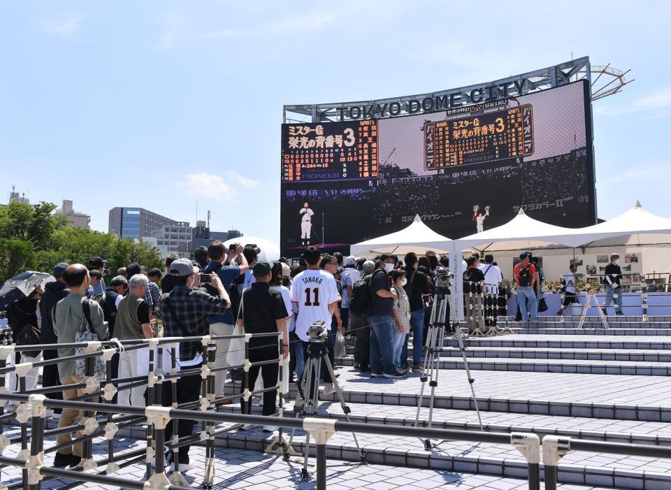 　長嶋茂雄さんの追悼記帳所に並ぶファン（撮影・開出牧）