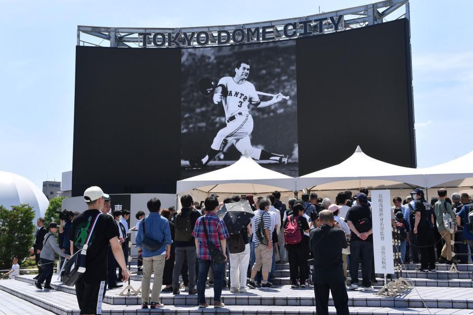 　長嶋茂雄さんの追悼記帳所に並ぶファン（撮影・開出牧）