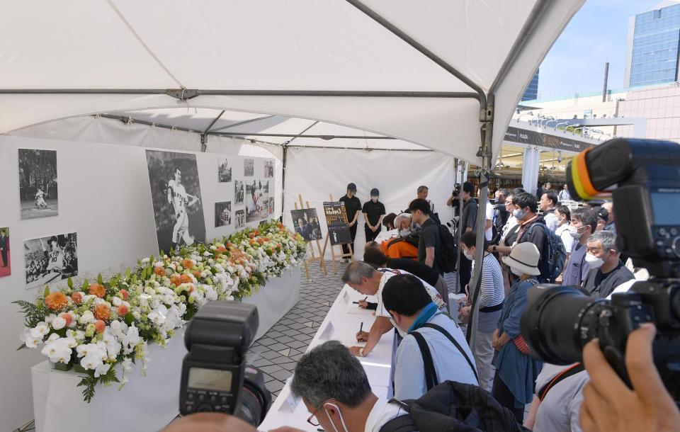 　長嶋茂雄さんの追悼記帳所で名前を記帳する大勢のファン（撮影・開出牧）