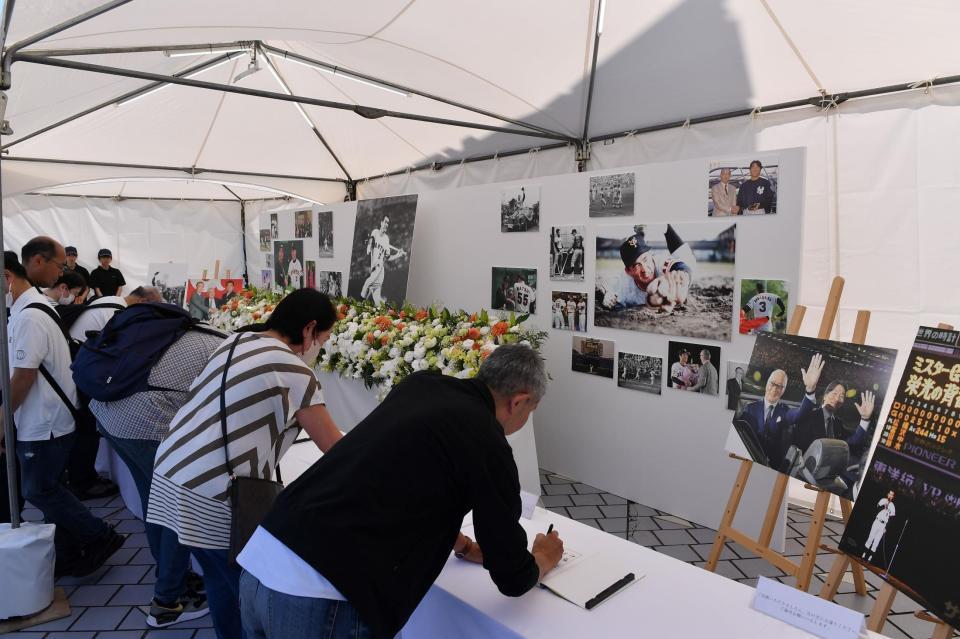 　長嶋茂雄さんの追悼記帳所で名前を記帳するファン（撮影・開出牧）