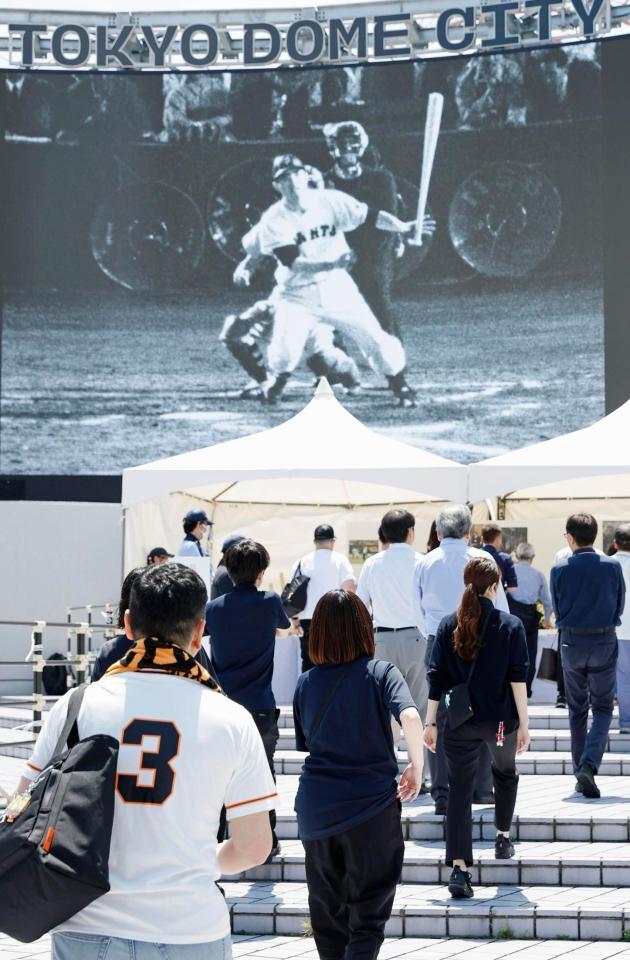 　東京ドームに設けられた長嶋茂雄さんの記帳所を訪れたファン