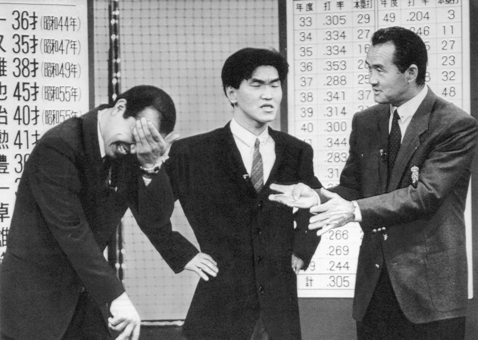 　長嶋茂雄さん（右）の言葉に照れる掛布雅之氏（左）、中央は司会の島田紳助さん＝１９８８年