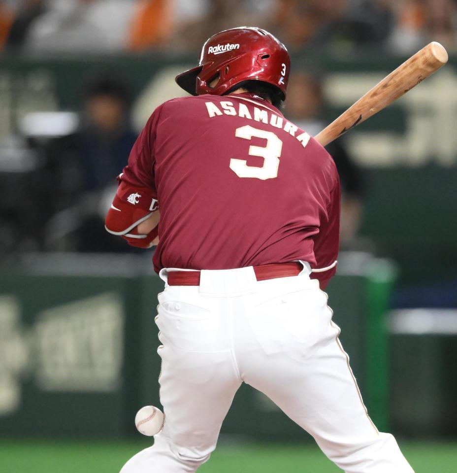 　１回、死球を受ける浅村（撮影・堀内翔）