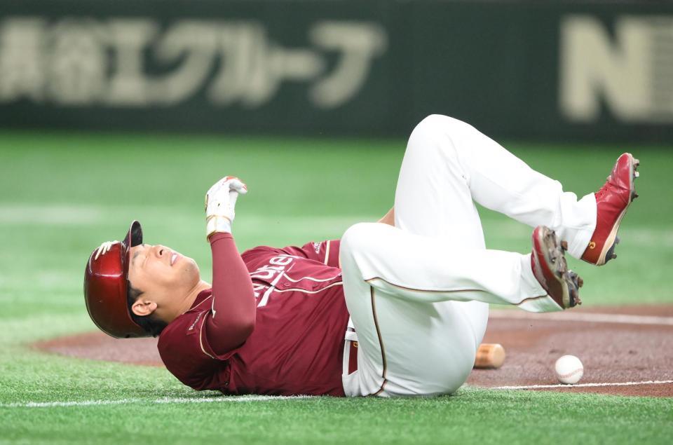 　１回、死球を受ける浅村（撮影・堀内翔）