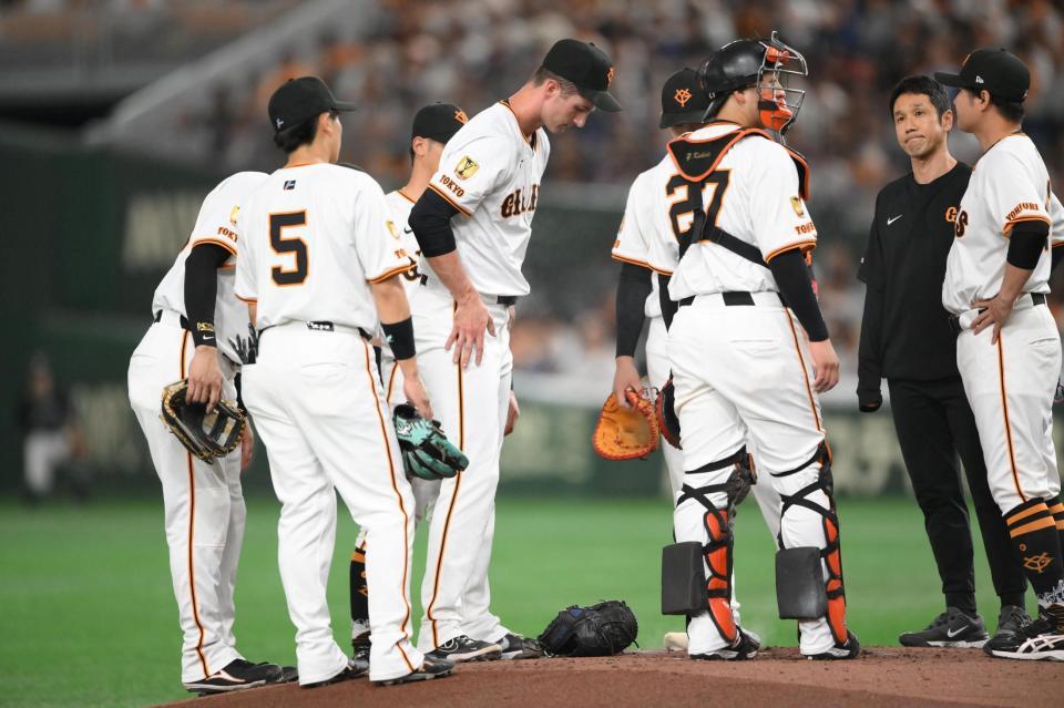 　１回、浅村に死球を与えてマウンドに集まるグリフィン（中央）ら巨人ナイン（撮影・堀内翔）