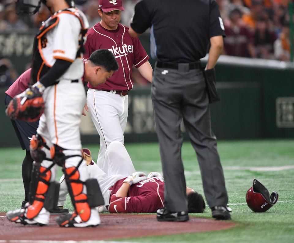 　１回、死球を受け倒れる浅村（下）＝撮影・開出牧