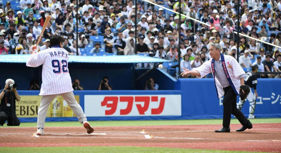 　真中満氏（左）にボールをトスする五十嵐亮太氏（撮影・佐藤厚）
