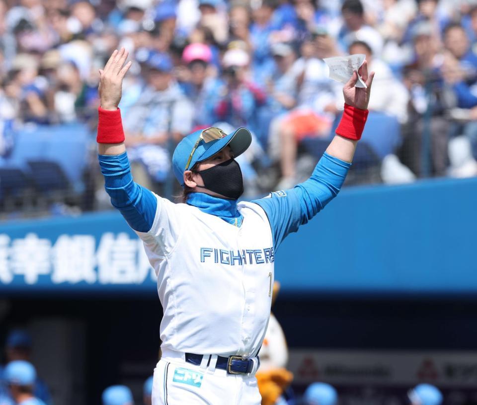 　メンバー表交換し球場を盛り上げる新庄監督（撮影・金田祐二）