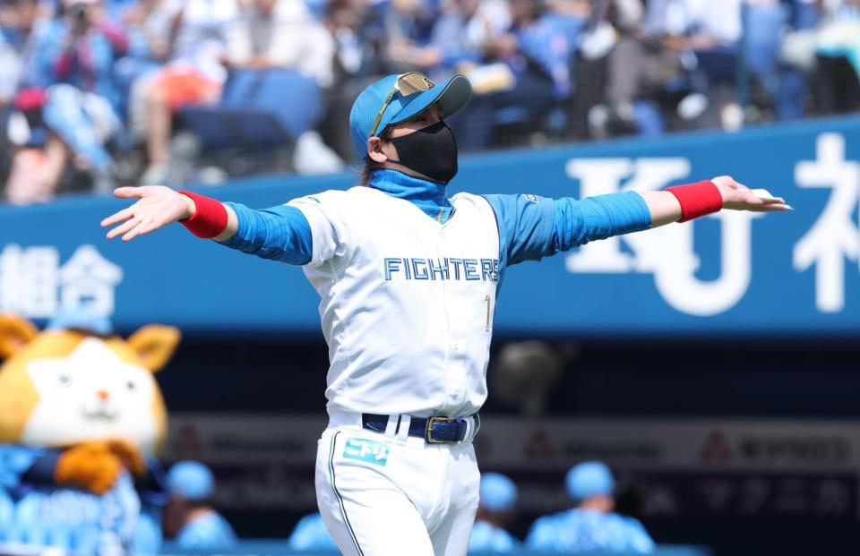 　メンバー表交換し球場を盛り上げる新庄監督（撮影・金田祐二）