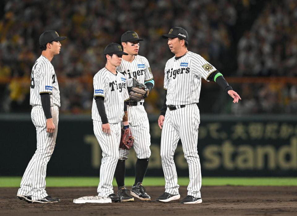 　二塁上で小幡らと話す藤川監督＝６日