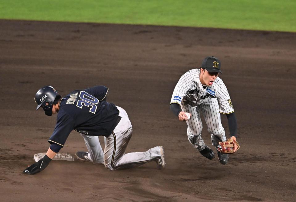 　９回、西川の二ゴロで二塁を狙った広岡（左）と交錯する小幡＝６日
