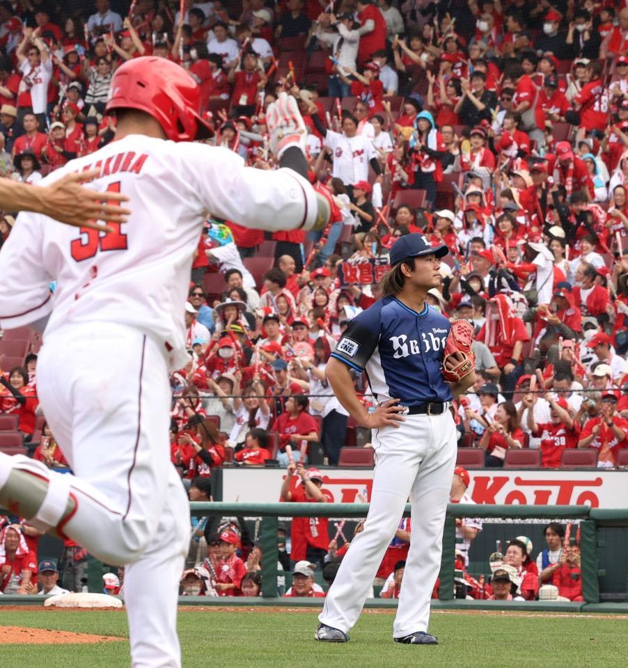 　６回、坂倉に右越えソロを浴び、立ち尽くす今井（撮影・市尻達拡）