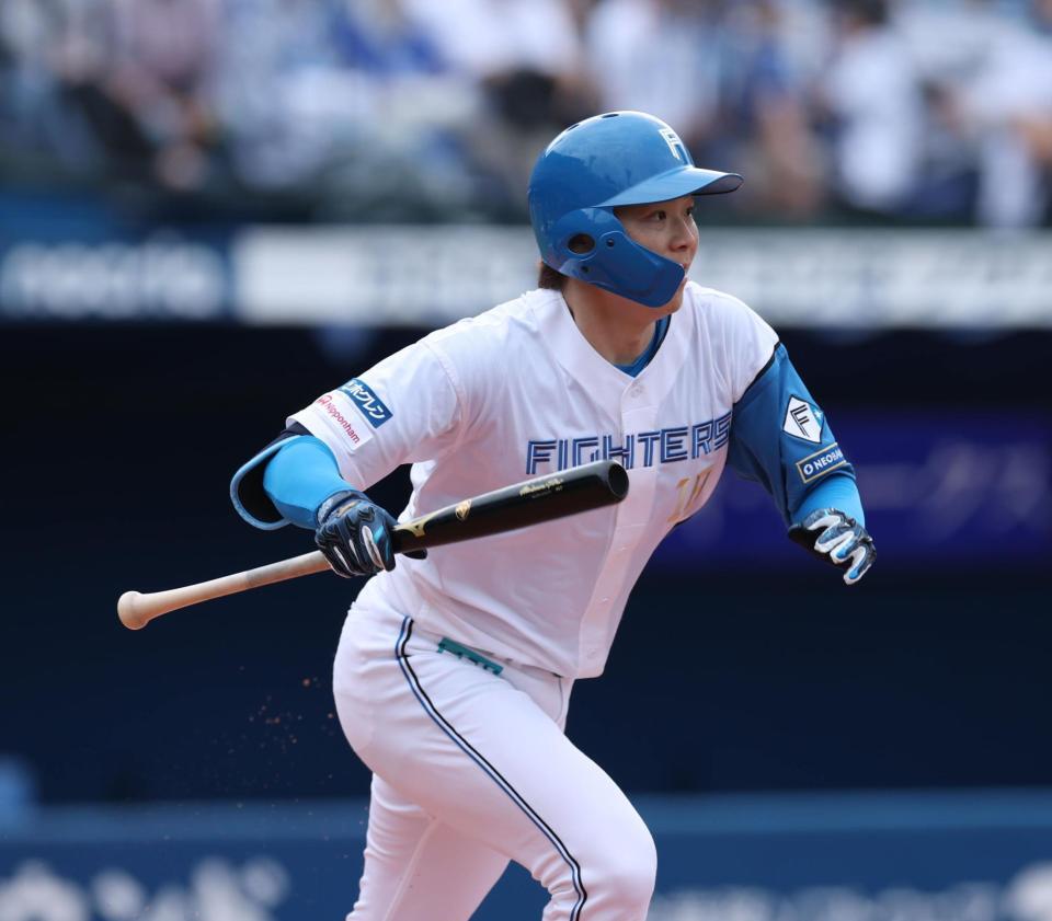 　７回、右前に２点適時打を放つ山崎（撮影・金田祐二）