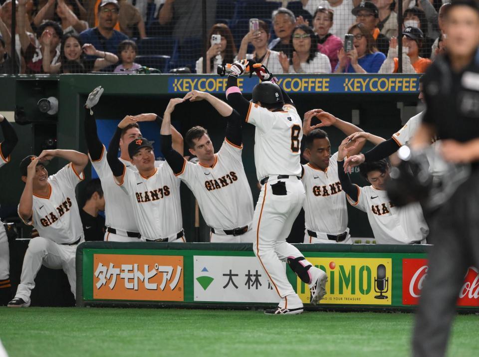 　６回、二者連続本塁打を放った丸（８番）を迎えるグリフィン（中央）ら巨人ナイン（撮影・堀内翔）