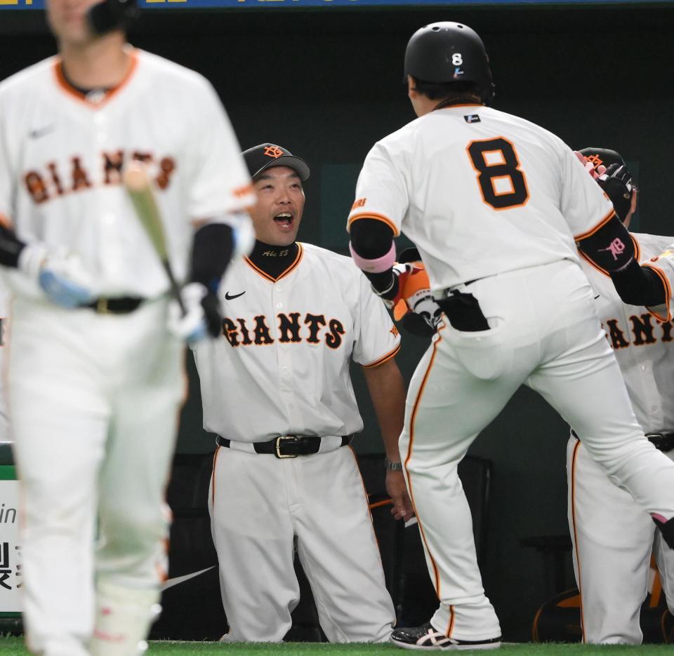 　６回、二者連続本塁打を放った代打・丸（右）を迎える阿部監督（撮影・堀内翔）