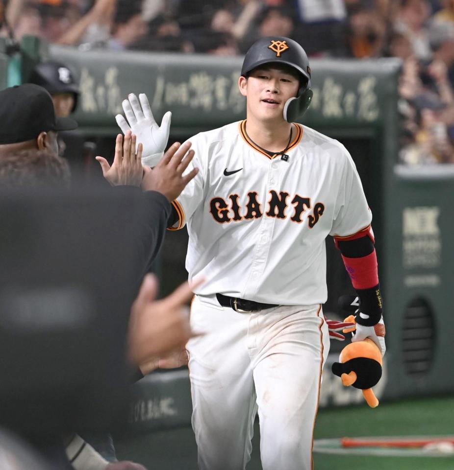 　６回、先制の左越えソロを放ち、ナインとタッチを交わす増田陸（撮影・開出牧）