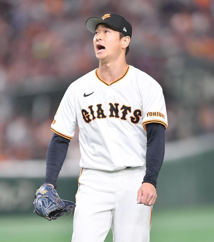 　７回、代打・阿部を遊ゴロに打ち取り雄たけびを上げる中川（撮影・開出牧）