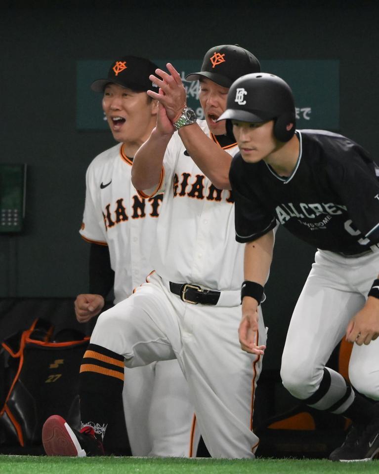 　６回、増田陸がソロを放ち手をたたく阿部監督（撮影・堀内翔）