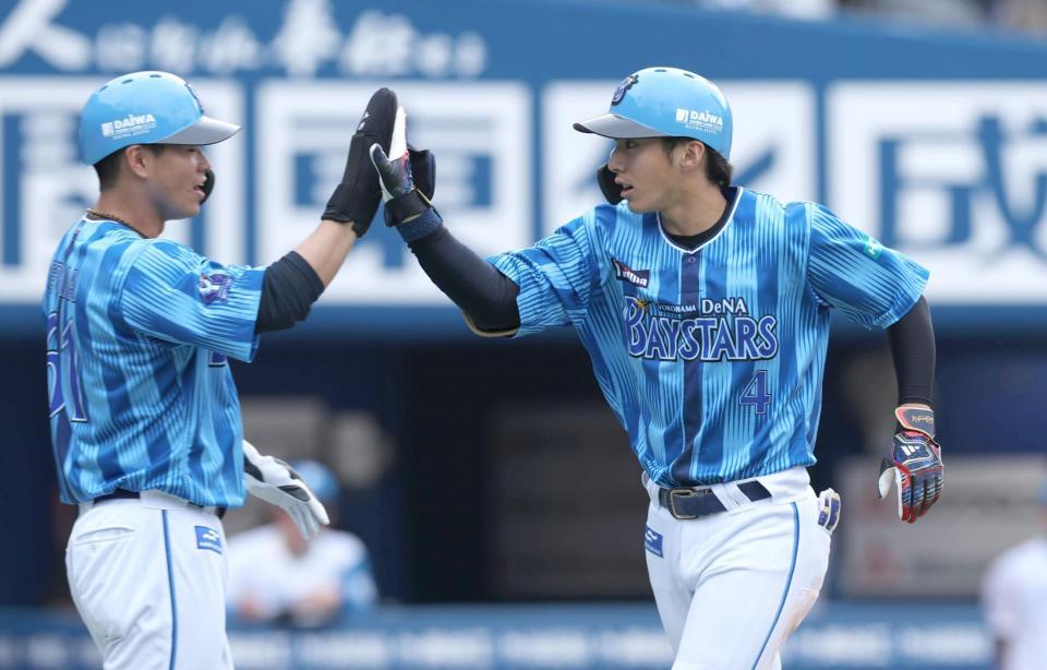 　８回、３ランを放ち迎えられる度会（撮影・金田祐二）