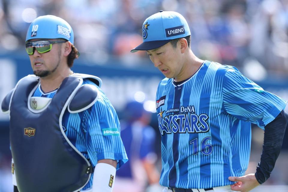 　２回、追加点を許し、厳しい表情でベンチに戻る大貫（撮影・金田祐二）