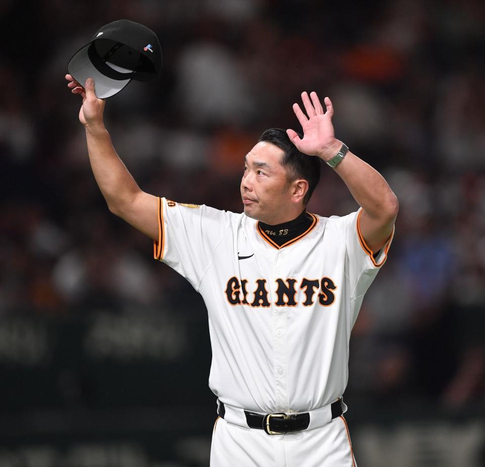 　楽天に競り勝ちスタンドの歓声に応える阿部監督（撮影・開出牧）