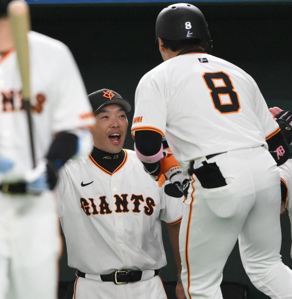 　６回、二者連続本塁打を放った代打・丸（右）を迎える阿部監督（撮影・堀内翔）