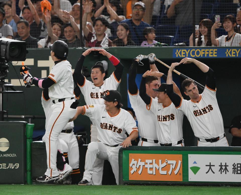 　６回、二者連続本塁打を放った代打・丸（左端）を迎える増田陸（後列左から２人目）＝撮影・堀内翔