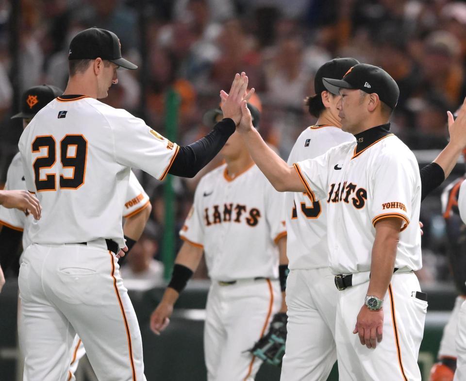 　勝利投手のグリフィン（左）とタッチを交わす阿部監督（撮影・堀内翔）