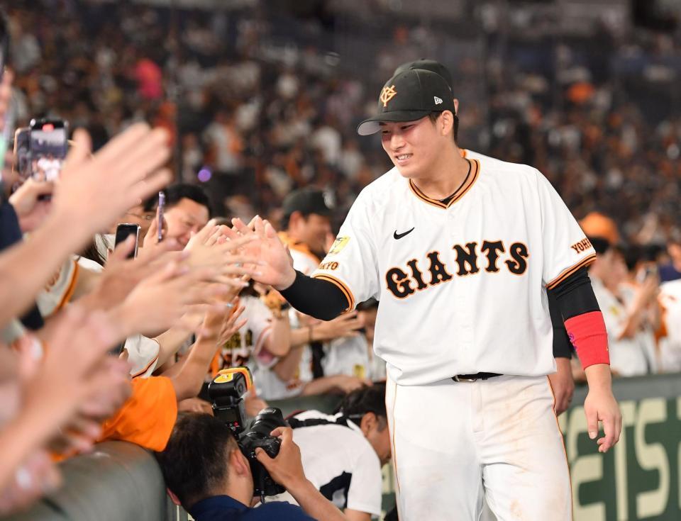 　試合後、ファンとタッチを交わす増田陸（撮影・開出牧）