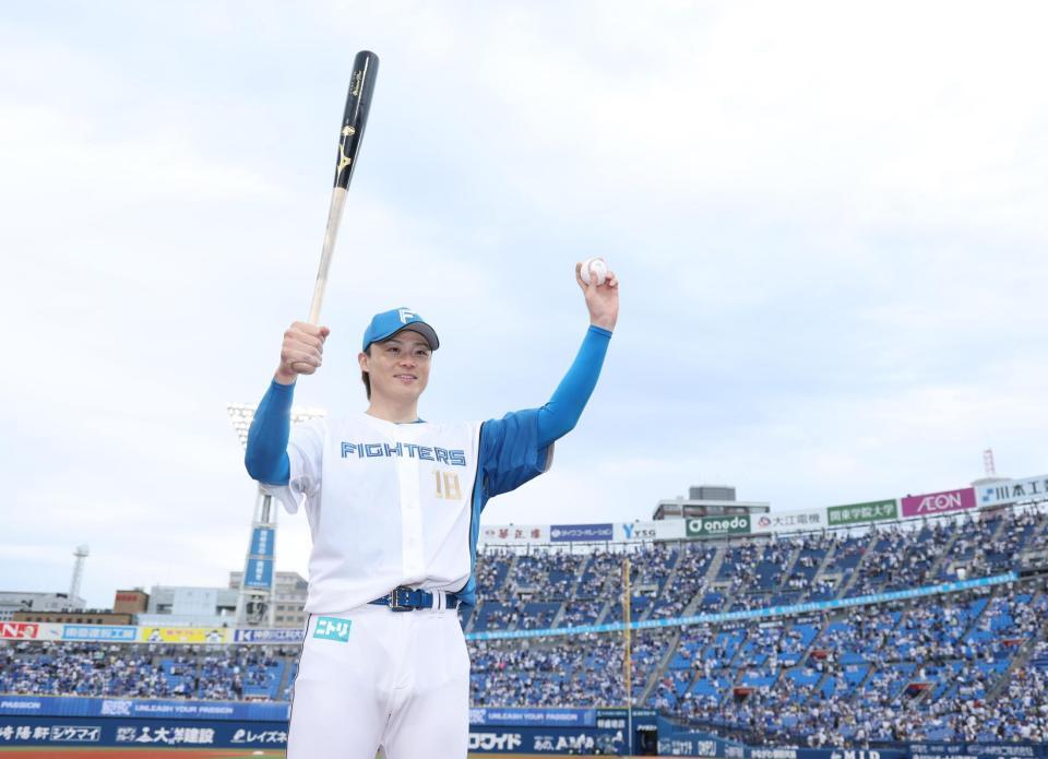 　ヒーローインタビューを終えポーズをきめる山崎（撮影・金田祐二）