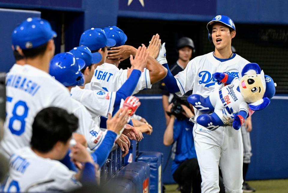 　４回、先制ソロを放ち、祝福される上林（右）