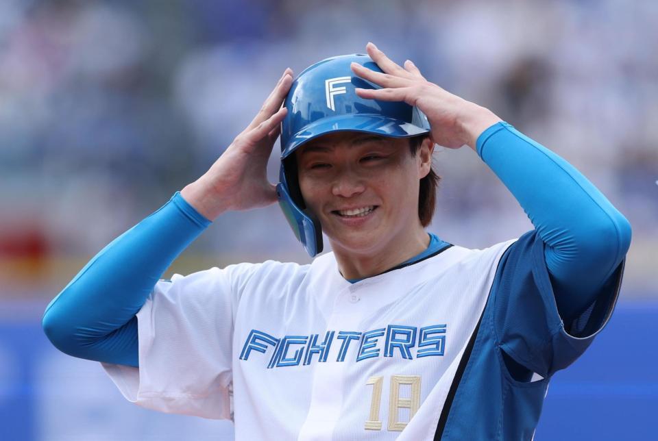 　７回、右前に２点適時打を放ち笑顔の山崎（撮影・金田祐二）