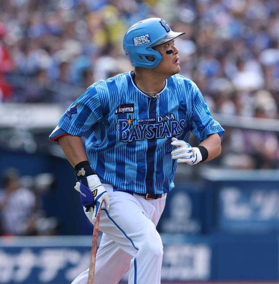 　４回、右越えソロを放つ筒香（撮影・金田祐二）