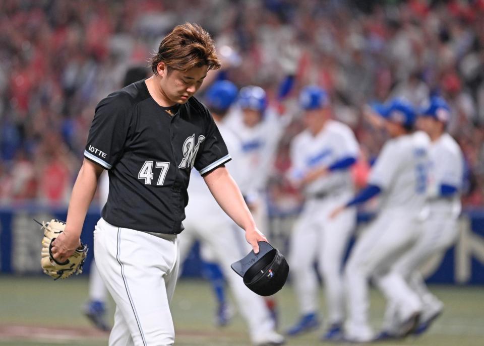 　９回、田中にサヨナラの押し出し四球を与えてベンチに戻る鈴木