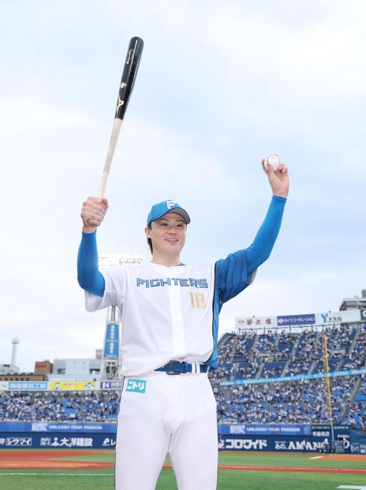 　ヒーローインタビューを終え、ポーズを決める山崎（撮影・金田祐二）