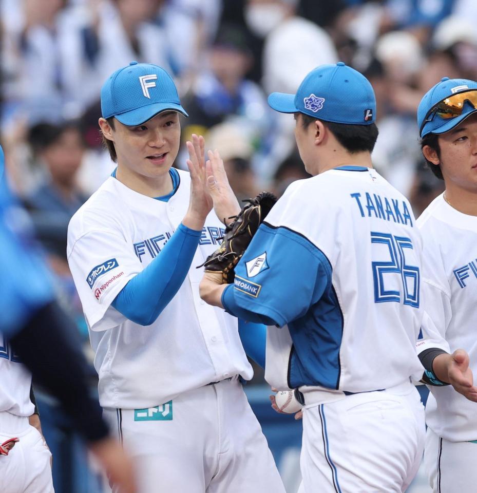 　田中を迎える山崎（撮影・金田祐二）