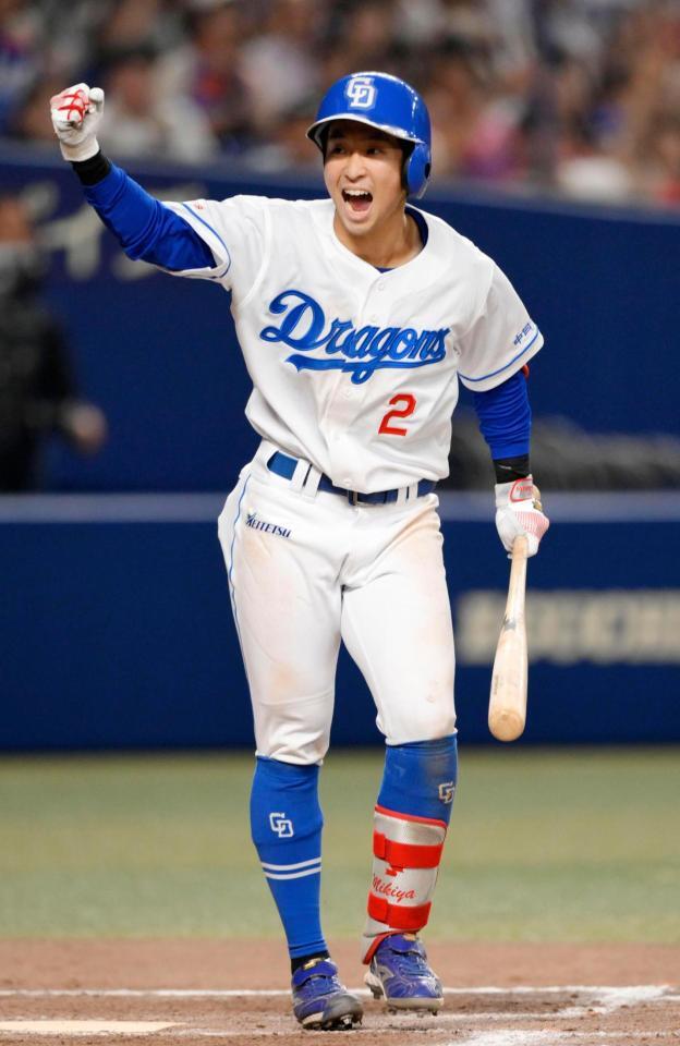 　９回、サヨナラの押し出し四球を選び、ガッツポーズする田中